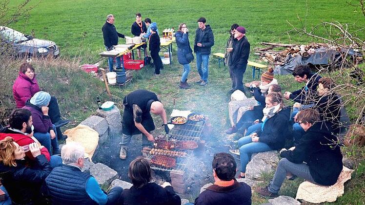 Metzgermeister Jürgen Fleischmann kontrolliert das Grillgut. Foto: Johanna Blum