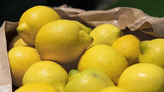 F&uuml;r eineinhalb Liter Zitronenlimonade braucht man etwa 15 Zitronen.  Foto: Andrea Warnecke, dpa