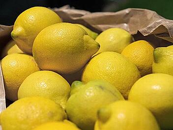 Für eineinhalb Liter Zitronenlimonade braucht man etwa 15 Zitronen.  Foto: Andrea Warnecke, dpa