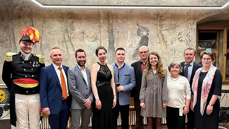 Sommerhausen kr&ouml;nt ersten Weinprinzen - B&uuml;rgermeister erkl&auml;rt Neuheit bei Tradition