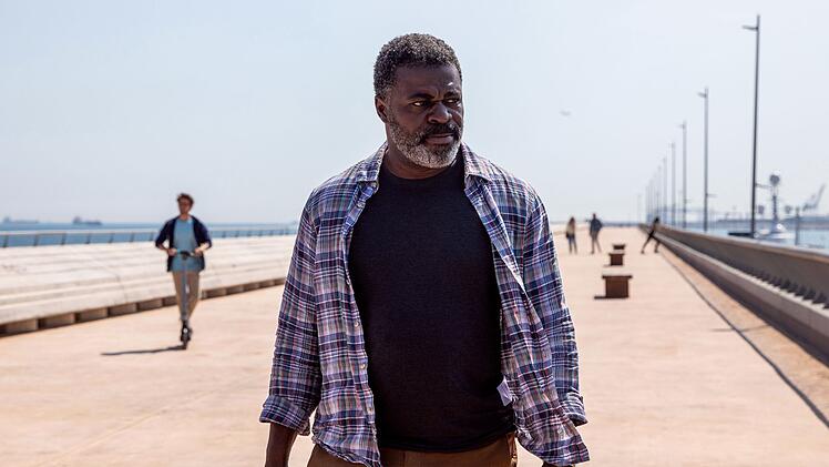 Colin Sutherland (Danny Sapani) ist in Barcelona, weil er seinen toten Sohn identifizieren muss. Der britische Staatsbürger glaubt allerdings nicht daran, dass sein geliebter Jay einen Unfall hatte.