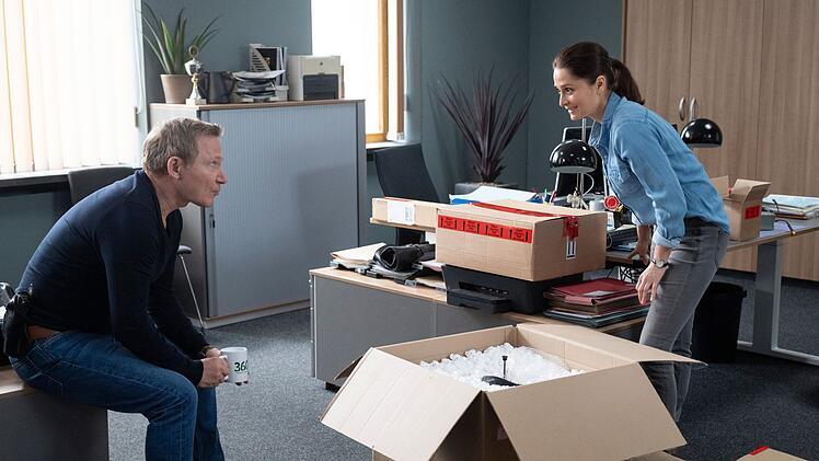 Overbeck (Roland Jankowsky) ist beleidigt, dass nicht er, sondern Isabell (Sarah Alles-Shahkarami) den "KI-KO", den KI-Kommissar, ein bundesweit einzigartiges Pilotprojekt der Polizei, betreuen soll.