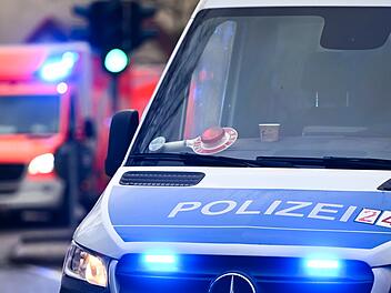 Mann (26) dreht v&ouml;llig durch - bei&szlig;t Polizisten ins Bein