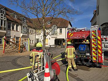 Neustadt/Aisch: F&uuml;r Tiktok-Challenge? Unbekannter z&uuml;ndet Schul-Klo an