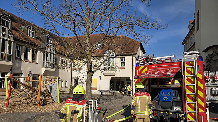 Neustadt/Aisch: F&uuml;r Tiktok-Challenge? Unbekannter z&uuml;ndet Schul-Klo an