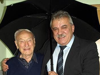Gut beschirmt ins neue Lebensjahr - Andreas Spindler (links) erhält von Bürgermeister Peter Hänel einen Regenschirm mit integriertem Spazierstock zum 90. Geburtstag - ein herrliches Geschenk für den rüstigen Jubilar bei seinen Spaziergängen. Foto: Susanne Deuerling