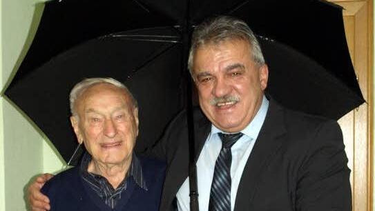 Gut beschirmt ins neue Lebensjahr - Andreas Spindler (links) erhält von Bürgermeister Peter Hänel einen Regenschirm mit integriertem Spazierstock zum 90. Geburtstag - ein herrliches Geschenk für den rüstigen Jubilar bei seinen Spaziergängen. Foto: Susanne Deuerling