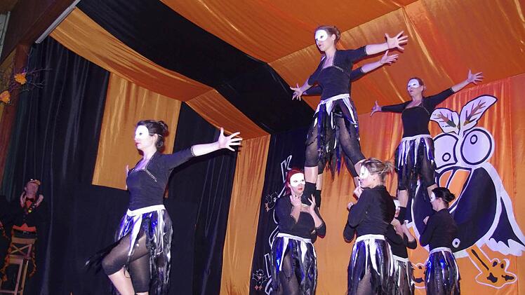 Die Turniergruppe mit Hebungen von "Dance 4Fun" bei ihrem Hexen-Abenteuer Foto: Heike Schülein