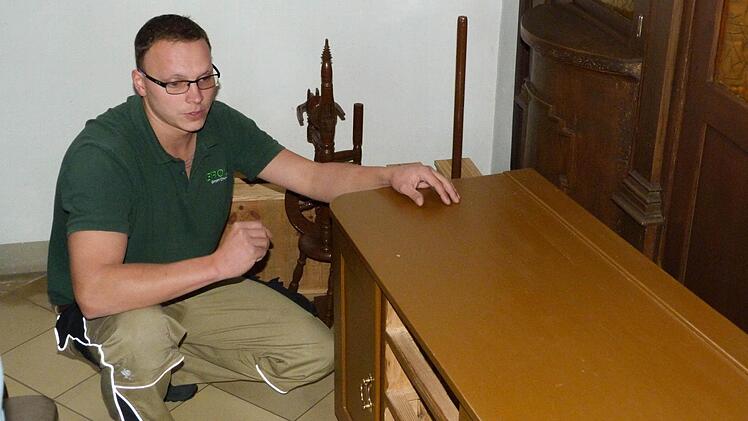 Anhand eines Schränkchens, das von einem Hausbock befallen ist, erklärt Peter Hauk die Gefährlichkeit der Larven des Tieres.