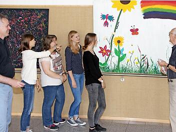 Eine Ausstellung mit großformatigen Bildern, die Schülerinnen der Fachakademie für Sozialpädagogik geschaffen haben, wurde in der "Kleinen Galerie" im Seniorenzentrum St. Elisabeth eröffnet. Links Kunsterzieher Walter Graf, rechts der Organisator der Galerie, Horst Kreutz.  Foto: Dieter Britz