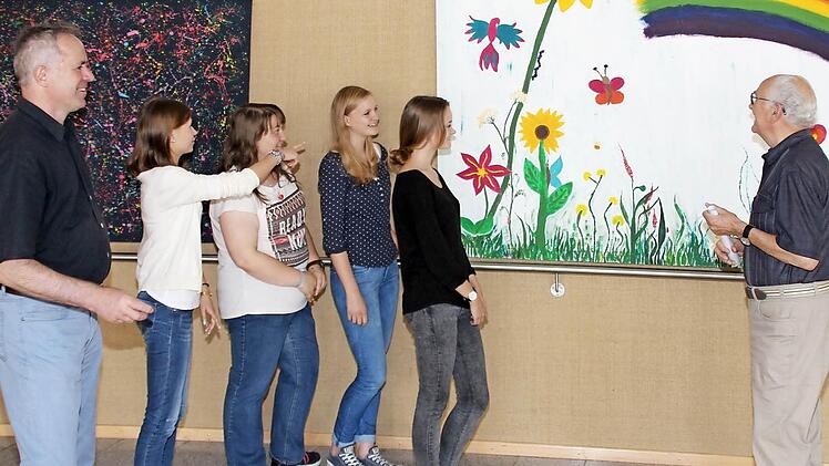 Eine Ausstellung mit großformatigen Bildern, die Schülerinnen der Fachakademie für Sozialpädagogik geschaffen haben, wurde in der "Kleinen Galerie" im Seniorenzentrum St. Elisabeth eröffnet. Links Kunsterzieher Walter Graf, rechts der Organisator der Galerie, Horst Kreutz.  Foto: Dieter Britz