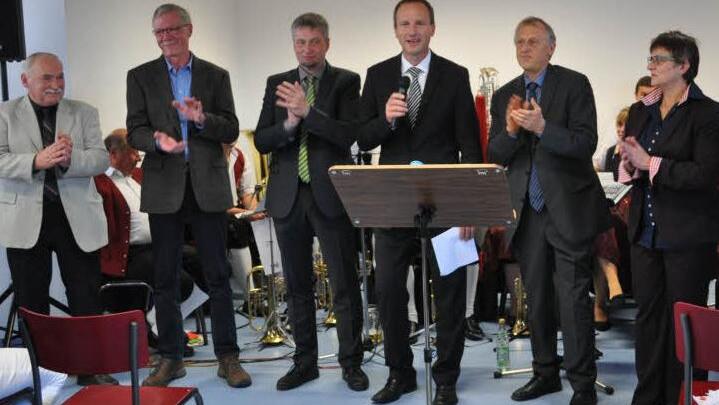 Applaus für die Rede des stellvertretenden Landrats Michael Ziegler (mit Mikrofon) spendeten (von links) Hermann Martin, Dr. Michael Groß, Bürgermeister Ralf Nowak, Manfred Greiner von der Regierung von Unterfranken, Architektin Renate Schubart-Eisenhard, und Bürgermeister Dieter Möhring.Foto: Simon Albrecht