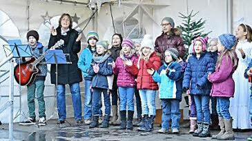 Auftritt des Kinderchores zur Eröffnung des Weihnachtsmarktes  Foto: Björn Hein