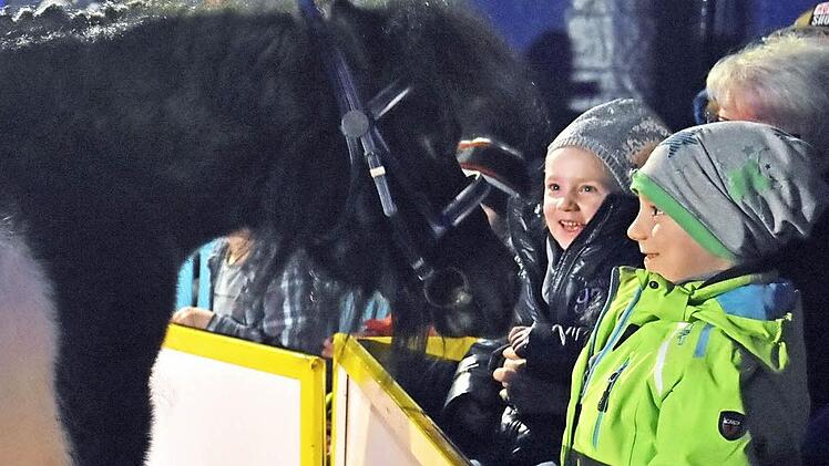Der Familien- und Schulprojekt-Circus Julius Lauenburger sorgte mit seinen Vorstellungen in Wonfurt für leuchtende Kinderaugen und bescherte auch den Erwachsenen zwei vergnügliche Stunden im Zirkuszelt.