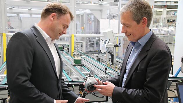 Personalleiter Bj&ouml;rn Juhrs und Betriebsleiter Dr. Arnd Sch&ouml;fer sehen sich an der neuen Gebl&auml;selinie um. Foto: Thomas Malz