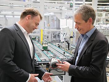Personalleiter Björn Juhrs und Betriebsleiter Dr. Arnd Schöfer sehen sich an der neuen Gebläselinie um. Foto: Thomas Malz
