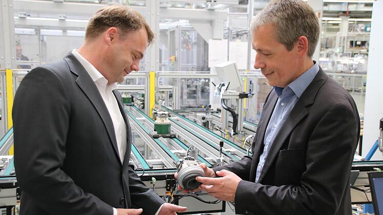 Personalleiter Björn Juhrs und Betriebsleiter Dr. Arnd Schöfer sehen sich an der neuen Gebläselinie um. Foto: Thomas Malz