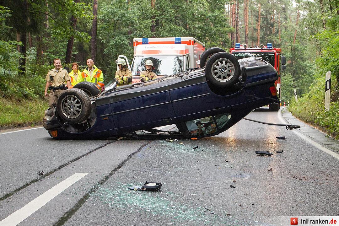 Autofahrer kommt von Fahrbahn ab und überschlägt sich