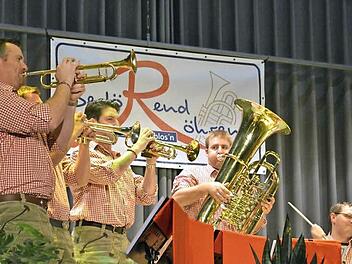 Dass sie gute Lungen haben, bewiesen die Musiker der Band "Bedöhrend Röhrend " bei ihrem Konzert in Bad Bocklet.  Foto: Björn Hein/Archiv