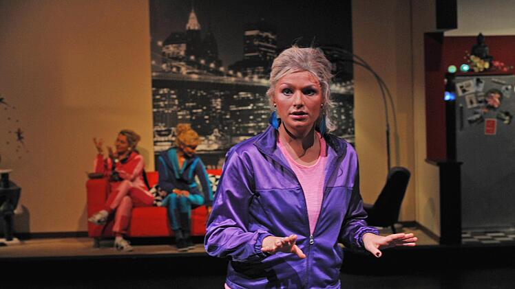 Turbulenter Theater-Spaß: Szene aus "Bin nebenan" von Ingrid Lausund in der Coburger ReithalleFoto: Andrea Kremper