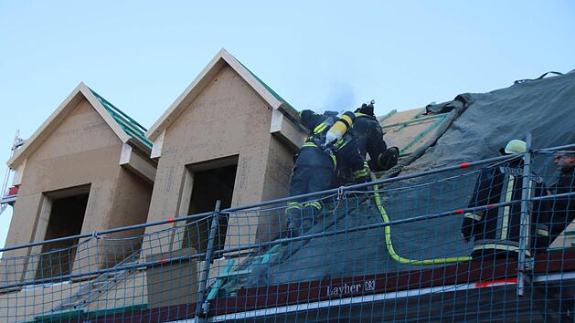 Bai Bauarbeiten an einem Haus in der M&uuml;nnerst&auml;dter Hennebergstra&szlig;e hat eine Gaube Feuer gefangen. Die Feuerwehrm&auml;nner mussten das Dach teilweise &ouml;ffnen, um an den Brandherd zu gelangen.  Foto: Thomas Malz