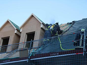 Bai Bauarbeiten an einem Haus in der Münnerstädter Hennebergstraße hat eine Gaube Feuer gefangen. Die Feuerwehrmänner mussten das Dach teilweise öffnen, um an den Brandherd zu gelangen.  Foto: Thomas Malz