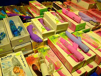 Grell leuchten die Dildos auf der Erotikmesse in Nürnberg. Fotos: Pelke