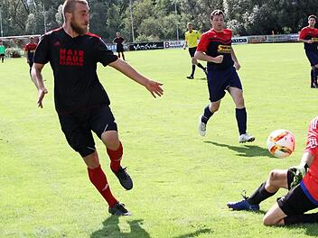 Der Schwürbitzer Andreas Kremer (l.) scheitert an Roths Schlussmann Matthias Müller. Foto: Horst Habermann