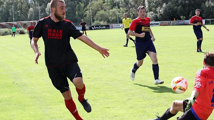 Der Schwürbitzer Andreas Kremer (l.) scheitert an Roths Schlussmann Matthias Müller. Foto: Horst Habermann