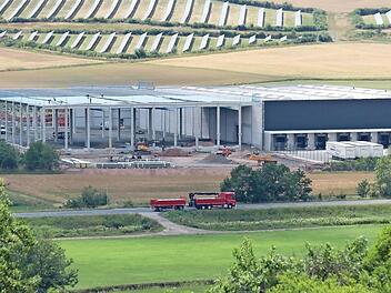 Beispiel für das lebhafte Unternehmertum in Ebern. Die Logistikhalle in Sandhof wächst gerade auf die doppelte Fläche heran. Foto: Eckehard Kiesewetter