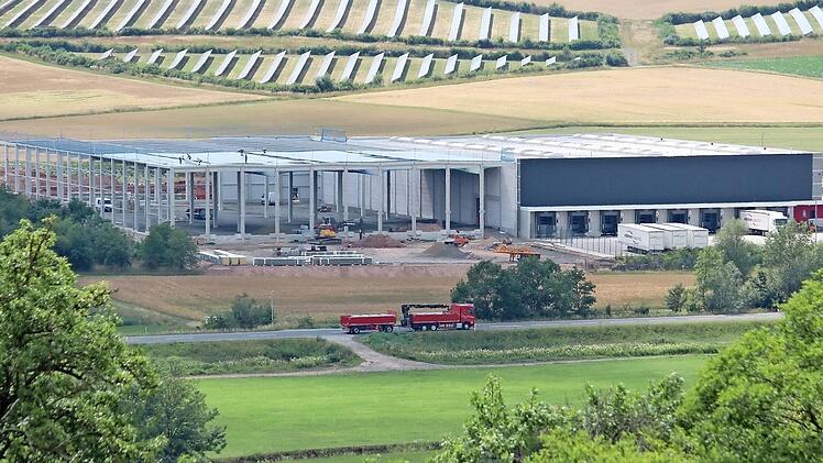 Beispiel für das lebhafte Unternehmertum in Ebern. Die Logistikhalle in Sandhof wächst gerade auf die doppelte Fläche heran. Foto: Eckehard Kiesewetter