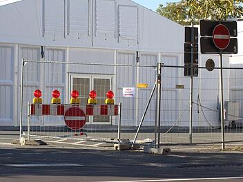 Auf dem Ketschenanger ist der Aufbau für die Messe Coburg (11. bis 14. Oktober) schon in vollem Gange. Deshalb steht der Anger derzeit nicht als Parkplatz zur Verfügung.Ulrike Nauer