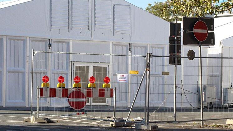 Auf dem Ketschenanger ist der Aufbau für die Messe Coburg (11. bis 14. Oktober) schon in vollem Gange. Deshalb steht der Anger derzeit nicht als Parkplatz zur Verfügung.Ulrike Nauer
