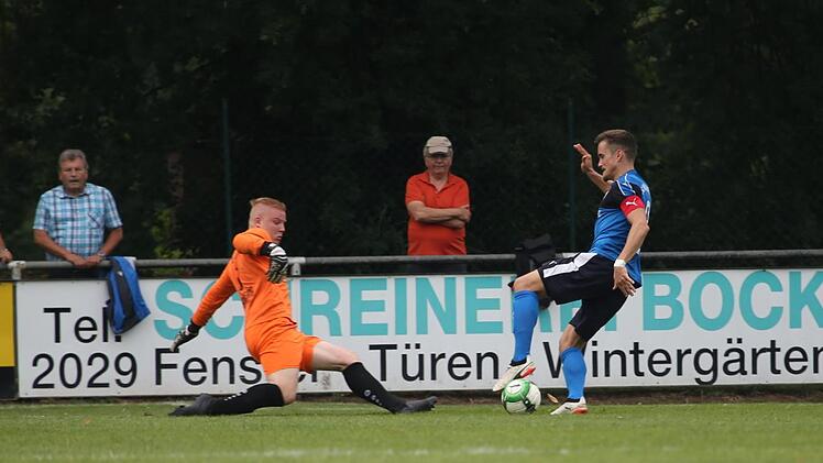 Der Einsatz des Herzogenauracher Kapitäns Eric Stübing (rechts) ist fraglich. Foto: Sebastian Baumann