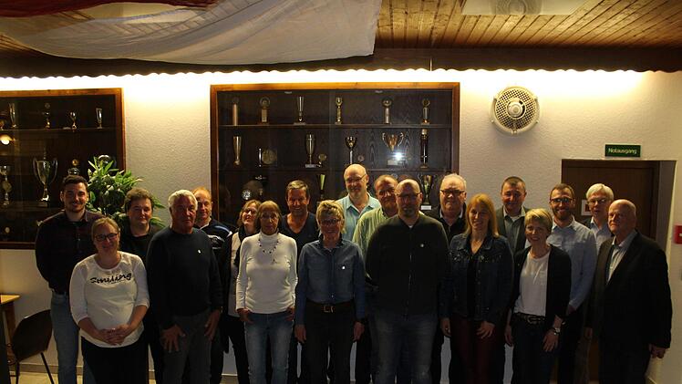 Die Ehrennadel in Gold für 40 jährige Mitgliedschaft erhielten:            Eugen Metz (vorne ab 2. von links), Rosemarie Schöbel, Sabine Reuß-Kast, Stefan Dorn, Christiane Helfrich, Kerstin Schumm                      (Mitte ab 2. von links), Thomas Schumm, Berthold Schaab, Anja Schaab, Michael Kast, Stefan Koch, Günther Koch                    , Jochen Gerhard (hinten Mitte) Foto: Bianca May