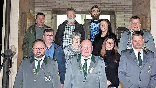 Der neu gewählte Vorstand gratulierte den Geehrten: Michael Ehrsam, Rüdiger Köhler, Rainer Köhler (von links , hinten), Stefan Becker, Irene Ehrsam, Michelle Vieweg, Sandra Gebhardt, Alexander Ehrsam (mittlere Reihe), Thomas Ledig, Uwe Günther, Fr...