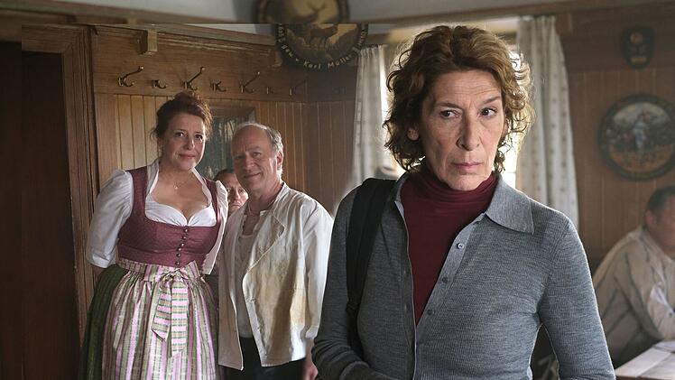 Josefa (Adele Neuhauser, vorne) wird von den engstirnigen Wirtsleuten Bine und Hubsi (Luise Kinseher und Stefan Merki) ihres Heimatdorfes argw&ouml;hnisch be&auml;ugt.