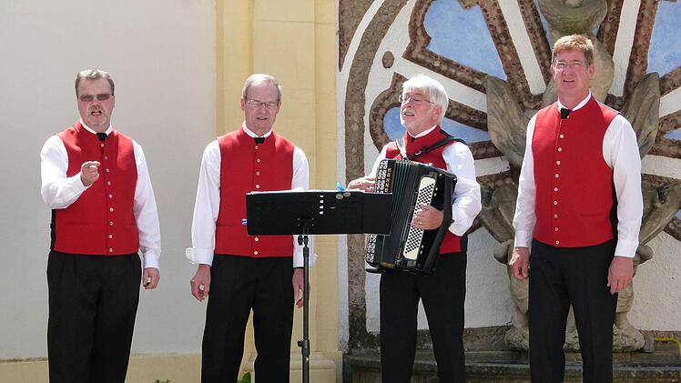 Im kleinen Schlosshof unterhielten diese Herren: der Grettstadter "Dreigesang" (Landkreis Schweinfurt). Fotos: Blaskapelle Oberschwappach