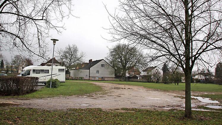 Momentan ist der Platz neben dem Kurpark-Portal noch unansehnlich. Im kommenden Jahr sollen auf dem Areal über 50 neue Parkplätze für die Obermain-Therme entstehen. Außerdem werden hier 25 Wohnmobil-Stellplätze geschaffen sowie Strom- und Wasserversorungseinrichtungen und Entsorgungsstationen. Foto: Matthias Einwag