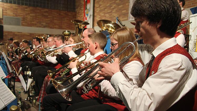 Beim großen Frühjahrskonzert des Musikverein Burghaig wirkten 41 Männer und Frauen mit. Unter ihnen waren viele junge Musiker. Fotos: Sonja Adam