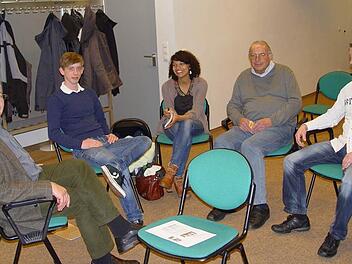 Bad Brückenaus Forum-Vorsitzender Hans Rohrmüller (von links) informierte über den momentanen Stand für die Planung des Stadtfestes vom 12. bis 14. Juni. Benjamin Wildenauer, Joana Bauer, Edgar Ries und Florian Wildenauer tauschten mit ihm "im kleinen Kreis" Ideen und Gedanken aus. Foto: Brigitta Kempe-Wolf