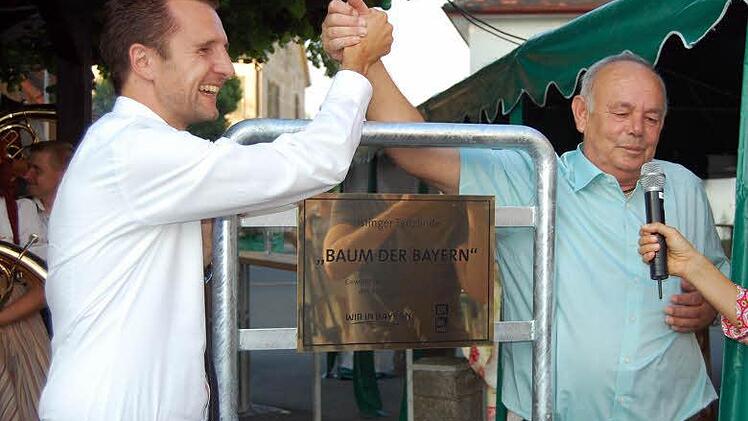 Der spannende Moment: die Bronzetafel wird von Bürgermeister Andreas Hügerich und Ortssprecher Roland Lowig enthüllt. Foto: Andreas Welz