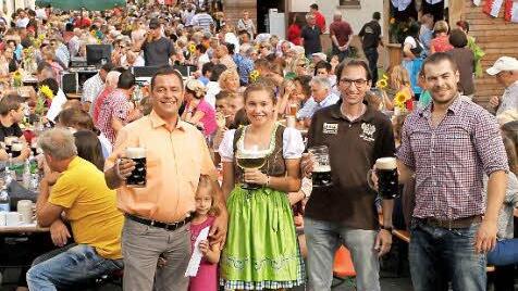 Stellvertretender Bürgermeister Martin Horn, Feuerwehr-Vorsitzender Michael Schor, Traubenmädla Antonia Brech und Braumeister Christian Merklein (linkes Bild, von links) stießen auf ein gutes Gelingen des "Backofenfestes" an