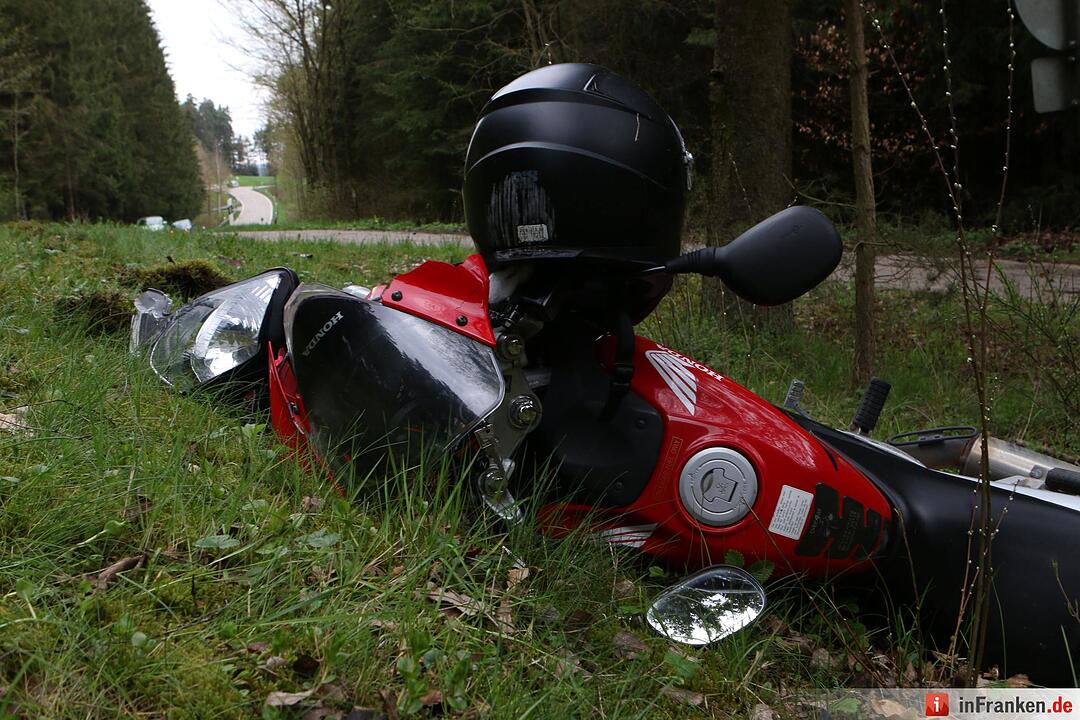 Motorrad und Moped kollidieren bei Pleinfeld