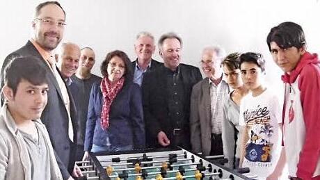 Junge Fl&uuml;chtlinge freuen sich &uuml;ber einen neuen Turnierkicker. Foto: privat