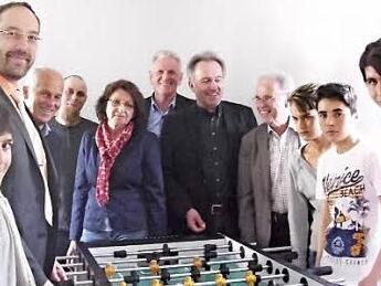 Junge Fl&uuml;chtlinge freuen sich &uuml;ber einen neuen Turnierkicker. Foto: privat