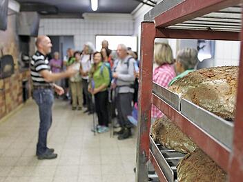 Gerne erkl&auml;rte sich Nikolaus Schauer bereit, Einblicke in eine Holzofenb&auml;ckerei zu geben. Foto: Markus H&auml;ggberg