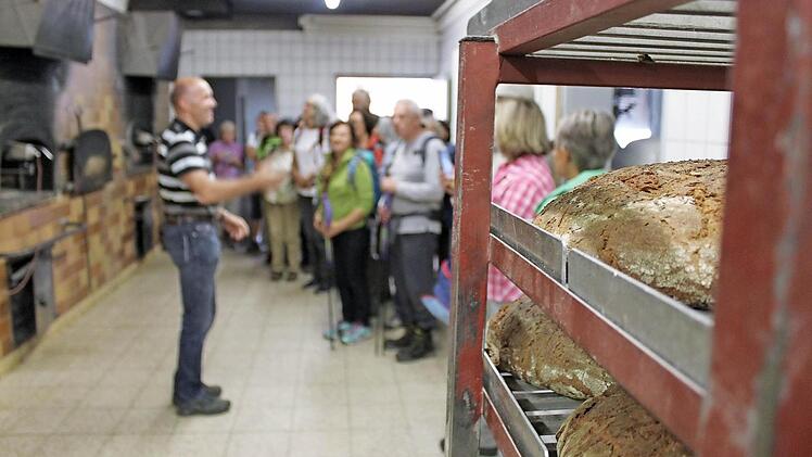 Gerne erkl&auml;rte sich Nikolaus Schauer bereit, Einblicke in eine Holzofenb&auml;ckerei zu geben. Foto: Markus H&auml;ggberg