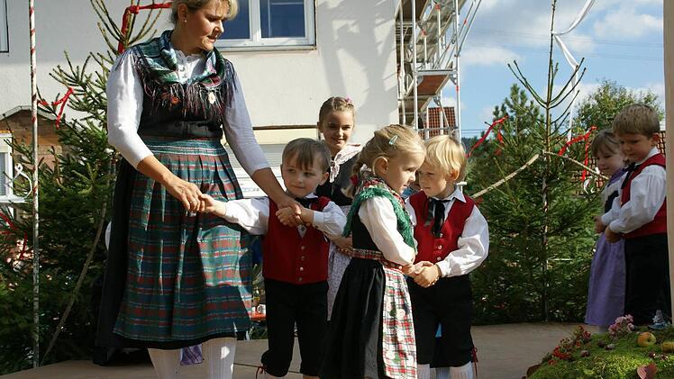 Die Kindertanzgruppe zeigte eindrucksvoll, dass auch die Kids schon die traditionellen Tänze beherrschen und später dann selbst einmal Einhaltkirchweih mitmachen können. Foto: Joachim Beez