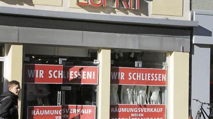 Seit Dienstag vermeldet die Coburger Esprit-Filiale, dass sie schließen wird. Fotos: Simone Bastian